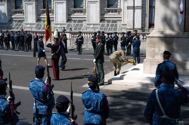Belgian Armed Forces parade at the Cenotaph at the annual London ceremony - 11 ul 2026 Belgian dignitaries lay a wreath at the Cenotaph during the annual Belgian parade. Belgian servicemen marched through Whitehall during the annual Belgian Parade at the Cenotaph in central London. The ceremony, held on the Saturday preceding Belgian National Day, commemorates the service and sacrifice of Belgian and British soldiers during the First and Second World Wars and celebrates the enduring friendship between the two nations. Belgium is the only non-Commonwealth country granted the honour of marching armed troops through central London, a tradition established by King George V in 1934. The ceremony includes a wreath laying at the Cenotaph followed Copyright: xAndreaxDomeniconix xSOPAxImagesx ADOMENICONI_BELGIAN_WREATH_Z62_2083