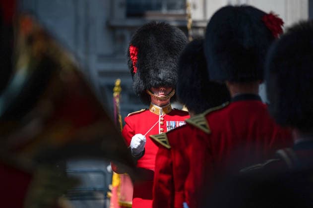 Belgian Armed Forces parade at the Cenotaph at the annual London ceremony - 11 ul 2026 British Royal Guard band seen during the annual Belgian parade at the Cenotaph. Belgian servicemen marched through Whitehall during the annual Belgian Parade at the Cenotaph in central London. The ceremony, held on the Saturday preceding Belgian National Day, commemorates the service and sacrifice of Belgian and British soldiers during the First and Second World Wars and celebrates the enduring friendship between the two nations. Belgium is the only non-Commonwealth country granted the honour of marching armed troops through central London, a tradition established by King George V in 1934. The ceremony includes a wreath laying at the Cenotaph followed by Copyright: xAndreaxDomeniconix xSOPAxImagesx ADOMENICONI_BELGIAN_WREATH_Z62_2153