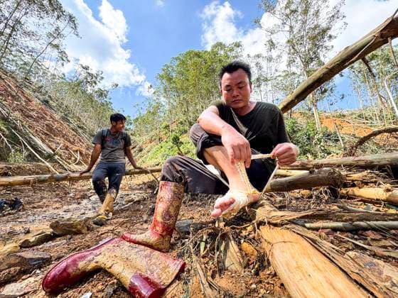 (260711) -- NANNING, July 11, 2026 -- Volunteer Li Henghao wraps his chafed foot with gauze in Zhenlong Township of Hengzhou, south China s Guangxi Zhuang Autonomous Region, July 10, 2026. Triggered by Typhoon Maysak, the tenth typhoon of the year, heavy downpours battered multiple areas in south China s Guangxi Zhuang Autonomous Region, resulting in a series of disasters. Various response forces have pooled their efforts, carrying out operations including rescue missions in remote mountainous areas, restoration of transport and power infrastructure, and silt clearing operations. ) CHINA-GUANGXI-TYPHOON-FLOOD-RESCUE (CN) HuangxXiaobang 