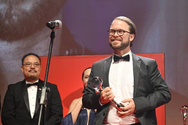 The final day of the 60th Karlovy Vary International Film Festival, on July 11, 2026. Danish director Mads Mengel with the award for best director for the film The Guest. (CTKxPhoto KaterinaxSulova) CTKPhotoP2026071104554  CTKPhotoP2026071104554