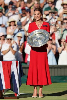 . 11 07 2026. London, United Kingdom. Kate Middleton, the Princess of Wales presents the trophy to the winner of the Ladies Singles Final , on day thirteen of the Wimbledon Tennis Championships in London.  xStephenxLockx xi-Imagesx IIM-26899-0149