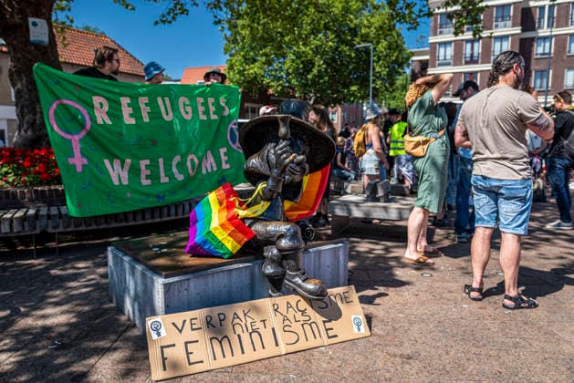 July 11, 2026, Schiedam, South Holland, Netherlands: 11 July 2026. Pride flags and a sign reading Don t Wrap Racism as Feminism (translated from Dutch) are displayed around a statue. In Schiedam, the Netherlands, a pro-asylum seeker demonstration promoted by Extinction Rebellion countered a demonstration called the Vrouwenmars tegen het AZC (Women s March Against the AZC) promoted by anti-asylum seeker centre groups. Both events took place in the center of Schiedam. Schiedam Netherlands - ZUMAp202 20260711_zip_p202_015 Copyright: xJamesxPetermeierx