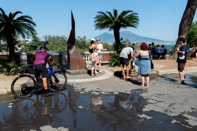 African heatwave in Naples NAPLES, ITALY - JULY 11: People fill water bottles from fountains during the African heatwave in Naples on July 11, 2026. A new and more intense heatwave is sweeping across Italy and Western Europe, with temperatures peaking at 38-41 degrees celsius in southern Italy. Eliano Imperato Anadolu Naples Italy. Editorial use only. Please get in touch for any other usage.  Copyright: x2026xAnadoluxElianoxImperatox