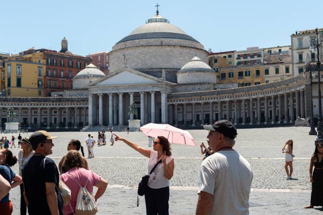 African heatwave in Naples NAPLES, ITALY - JULY 11: A woman uses an umbrella to shield herself from the sun during the African heatwave in Naples on July 11, 2026. A new and more intense heatwave is sweeping across Italy and Western Europe, with temperatures peaking at 38-41 degrees celsius in southern Italy. Eliano Imperato Anadolu Naples Italy. Editorial use only. Please get in touch for any other usage.  Copyright: x2026xAnadoluxElianoxImperatox
