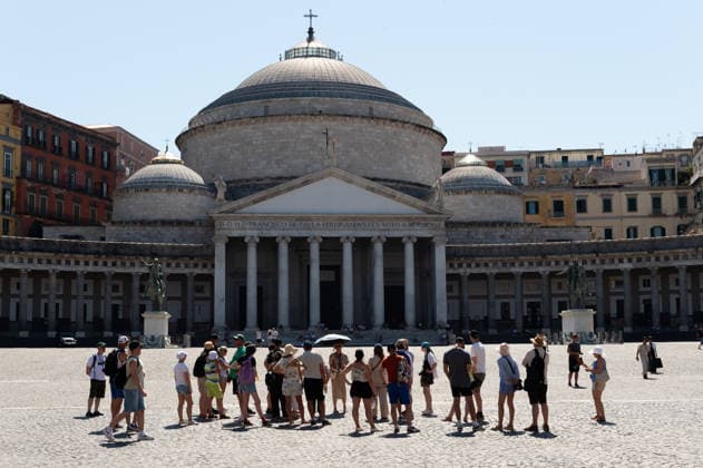 African heatwave in Naples NAPLES, ITALY - JULY 11: Tourists use umbrellas and hats to shield themselves from the sun during the African heatwave in Naples on July 11, 2026. A new and more intense heatwave is sweeping across Italy and Western Europe, with temperatures peaking at 38-41 degrees celsius in southern Italy. Eliano Imperato Anadolu Naples Italy. Editorial use only. Please get in touch for any other usage.  Copyright: x2026xAnadoluxElianoxImperatox