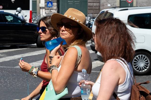 African heatwave in Naples NAPLES, ITALY - JULY 11: Tourists cool off with water bottles during the African heatwave in Naples on July 11, 2026. A new and more intense heatwave is sweeping across Italy and Western Europe, with temperatures peaking at 38-41 degrees celsius in southern Italy. Eliano Imperato Anadolu Naples Italy. Editorial use only. Please get in touch for any other usage.  Copyright: x2026xAnadoluxElianoxImperatox