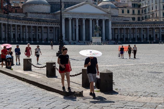 African heatwave in Naples NAPLES, ITALY - JULY 11: People use umbrellas to shield themselves from the sun during the African heatwave in Naples on July 11, 2026. A new and more intense heatwave is sweeping across Italy and Western Europe, with temperatures peaking at 38-41 degrees celsius in southern Italy. Eliano Imperato Anadolu Naples Italy. Editorial use only. Please get in touch for any other usage.  Copyright: x2026xAnadoluxElianoxImperatox