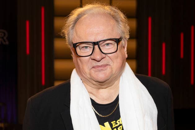 Saenger, Schriftsteller Heinz-Rudolf KUNZE, freundlich, schmunzelnd, mit weissem Schal, Portrait, Portraet, zu Gast in der TV Sendung ,,Koelner Treff,, im WDR Fernsehen, Aufzeichnung am 10.07.2026, Ausstrahlung am 07.08.2026. *** Singer and writer Heinz Rudolf KUNZE, friendly, smiling, wearing a white scarf, portrait, guest on the TV show Kölner Treff on WDR television, recorded on July 10, 2026, broadcast on August 7, 2026