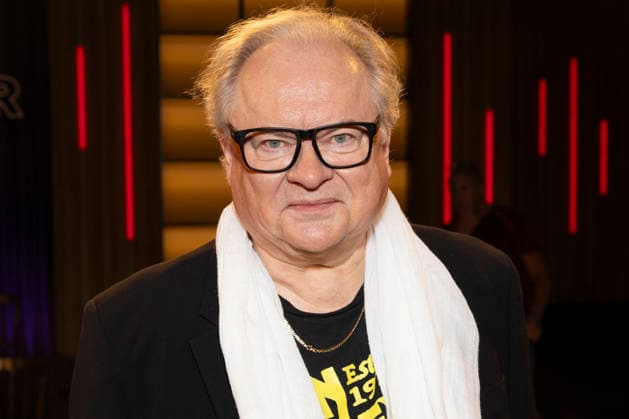 Saenger, Schriftsteller Heinz-Rudolf KUNZE, freundlich, mit weissem Schal, Portrait, Portraet, zu Gast in der TV Sendung ,,Koelner Treff,, im WDR Fernsehen, Aufzeichnung am 10.07.2026, Ausstrahlung am 07.08.2026. *** Singer and writer Heinz Rudolf KUNZE, smiling, wearing a white scarf, portrait, appearing as a guest on the TV show Kölner Treff on WDR television, recorded on July 10, 2026, broadcast on August 7, 2026