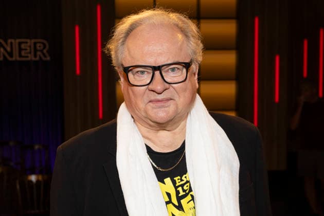 Saenger, Schriftsteller Heinz-Rudolf KUNZE, freundlich, mit weissem Schal, Portrait, Portraet, zu Gast in der TV Sendung ,,Koelner Treff,, im WDR Fernsehen, Aufzeichnung am 10.07.2026, Ausstrahlung am 07.08.2026. *** Singer and writer Heinz Rudolf KUNZE, smiling, wearing a white scarf, portrait, appearing as a guest on the TV show Kölner Treff on WDR television, recorded on July 10, 2026, broadcast on August 7, 2026