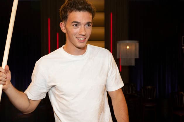 Shaolin-Kid Sacha WENK, mit einer Bo Stange in der Hand, Lachen, Freude, Portrait, Portraet, zu Gast in der TV Sendung ,,Koelner Treff,, im WDR Fernsehen, Aufzeichnung am 10.07.2026, Ausstrahlung am 07.08.2026. *** Shaolin Kid Sacha WENK, holding a Bo staff, laughing, joy, portrait, guest on the TV show Koelner Treff on WDR television, recorded on July 10, 2026, Aired on August 7, 2026