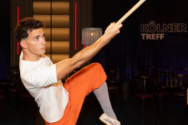 Shaolin-Kid Sacha WENK, mit einer Bo Stange in der Hand, konzentriert, Portrait, Portraet, zu Gast in der TV Sendung ,,Koelner Treff,, im WDR Fernsehen, Aufzeichnung am 10.07.2026, Ausstrahlung am 07.08.2026. *** Shaolin Kid Sacha WENK, holding a Bo staff, focused, portrait, guest on the TV show Koelner Treff on WDR television, recorded on July 10, 2026, Aired on August 7, 2026