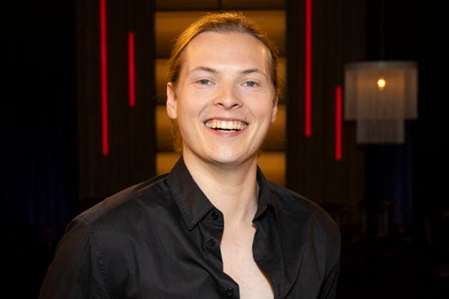 Saenger Gabriel KELLY, freundlich, lachend, Lachen, Portrait, Portraet, zu Gast in der TV Sendung ,,Koelner Treff,, im WDR Fernsehen, Aufzeichnung am 10.07.2026, Ausstrahlung am 07.08.2026. *** Singer Gabriel KELLY, friendly, smiling, laughter, portrait, guest on the TV show Kölner Treff on WDR television, recorded on July 10, 2026, aired on August 7, 2026