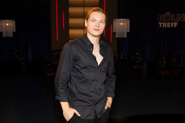 Saenger Gabriel KELLY, freundlich, Halbfigur, Portrait, Portraet, zu Gast in der TV Sendung ,,Koelner Treff,, im WDR Fernsehen, Aufzeichnung am 10.07.2026, Ausstrahlung am 07.08.2026. *** Singer Gabriel KELLY, smiling, half-length portrait, guest on the TV show Kölner Treff on WDR television, recorded on July 10, 2026, aired on August 7, 2026