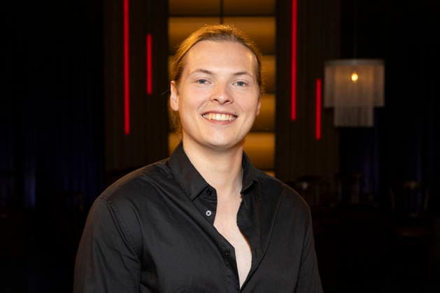 Saenger Gabriel KELLY, freundlich, lachend, Lachen, Portrait, Portraet, zu Gast in der TV Sendung ,,Koelner Treff,, im WDR Fernsehen, Aufzeichnung am 10.07.2026, Ausstrahlung am 07.08.2026. *** Singer Gabriel KELLY, friendly, smiling, laughter, portrait, guest on the TV show Kölner Treff on WDR television, recorded on July 10, 2026, aired on August 7, 2026