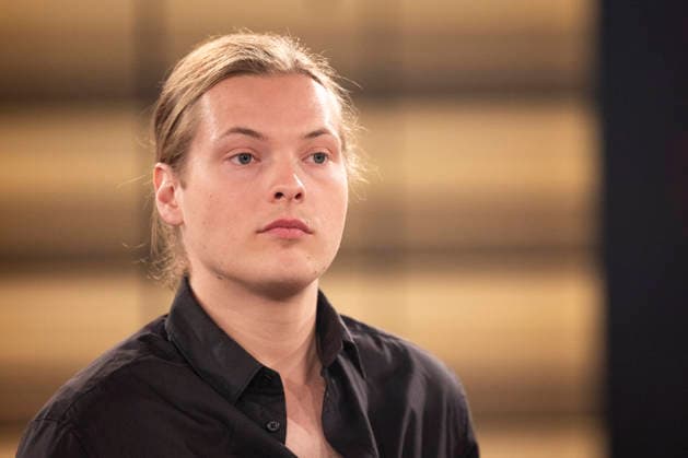 Saenger Gabriel KELLY, nachdenklich, Portrait, Portraet, zu Gast in der TV Sendung ,,Koelner Treff,, im WDR Fernsehen, Aufzeichnung am 10.07.2026, Ausstrahlung am 07.08.2026. *** Singer Gabriel KELLY, pensive, portrait, guest on the TV show Kölner Treff on WDR television, recorded on July 10, 2026, aired on August 7, 2026