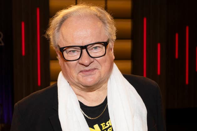 Saenger, Schriftsteller Heinz-Rudolf KUNZE, freundlich, mit weissem Schal, Portrait, Portraet, zu Gast in der TV Sendung ,,Koelner Treff,, im WDR Fernsehen, Aufzeichnung am 10.07.2026, Ausstrahlung am 07.08.2026. *** Singer and writer Heinz Rudolf KUNZE, smiling, wearing a white scarf, portrait, guest on the TV show Kölner Treff on WDR television, recorded on July 10, 2026, broadcast on August 7, 2026