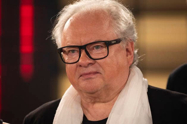 Saenger, Schriftsteller Heinz-Rudolf KUNZE, nachdenklich, mit weissem Schal, Portrait, Portraet, zu Gast in der TV Sendung ,,Koelner Treff,, im WDR Fernsehen, Aufzeichnung am 10.07.2026, Ausstrahlung am 07.08.2026. *** Singer and writer Heinz Rudolf KUNZE, looking pensive, wearing a white scarf, portrait, guest on the TV show Kölner Treff on WDR television, recorded on July 10, 2026, broadcast on August 7, 2026