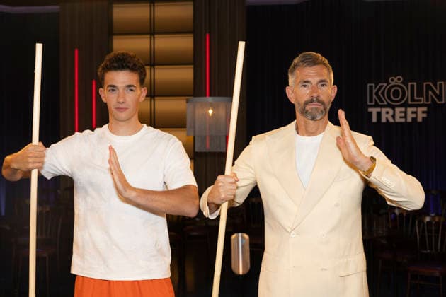 Shaolin-Kid Sacha WENK (li.) und Moderator Micky BEISENHERZ (re.), mit Bo Stangen, konzentriert, Portrait, Portraet, zu Gast in der TV Sendung ,,Koelner Treff,, im WDR Fernsehen, Aufzeichnung am 10.07.2026, Ausstrahlung am 07.08.2026. *** Shaolin Kid Sacha WENK (left) and host Micky BEISENHERZ (right), with Bo Stangen, looking focused, portrait, guest appearance on the TV show Koelner Treff on WDR television, recorded on July 10, 2026, Aired on August 7, 2026