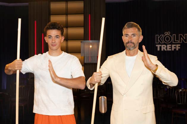Shaolin-Kid Sacha WENK (li.) und Moderator Micky BEISENHERZ (re.), mit Bo Stangen, konzentriert, Portrait, Portraet, zu Gast in der TV Sendung ,,Koelner Treff,, im WDR Fernsehen, Aufzeichnung am 10.07.2026, Ausstrahlung am 07.08.2026. *** Shaolin Kid Sacha WENK (left) and host Micky BEISENHERZ (right), with Bo Stangen, looking focused, portrait, guest appearance on the TV show Koelner Treff on WDR television, recorded on July 10, 2026, Aired on August 7, 2026