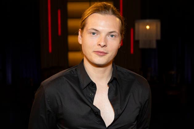 Saenger Gabriel KELLY, freundlich, nachdenklich, Portrait, Portraet, zu Gast in der TV Sendung ,,Koelner Treff,, im WDR Fernsehen, Aufzeichnung am 10.07.2026, Ausstrahlung am 07.08.2026. *** Singer Gabriel KELLY, friendly, thoughtful, portrait, guest on the TV show Kölner Treff on WDR television, recorded on July 10, 2026, aired on August 7, 2026
