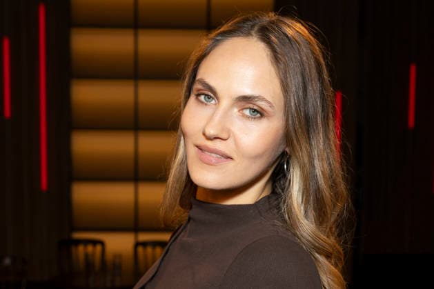 Model, Schauspielerin, Moderatorin, Influencerin Elena CARRIERE, freundlich, laecheln, Portrait, Portraet, zu Gast in der TV Sendung ,,Koelner Treff,, im WDR Fernsehen, Aufzeichnung am 10.07.2026, Ausstrahlung am 07.08.2026. *** Model, actress, host, influencer Elena CARRIERE, friendly, smiling, portrait, guest on the TV show Kölner Treff on WDR television, recorded on July 10, 2026, Aired on August 7, 2026