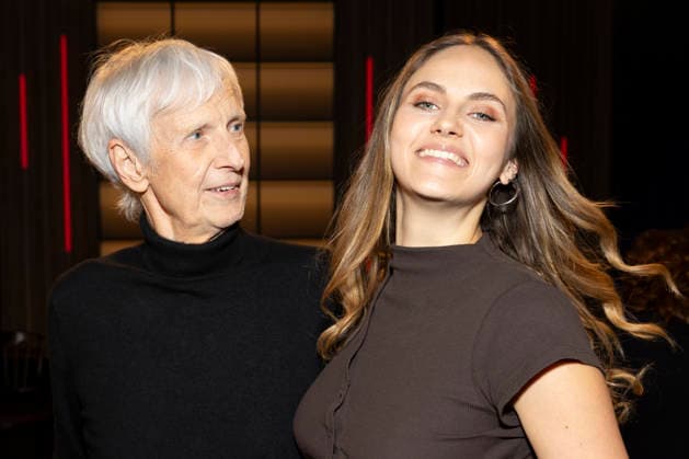 Schauspieler Matthieu CARRIERE (li.) mit seiner Tochter Model, Schauspielerin, Moderatorin, Influencerin Elena CARRIERE (re.), freundlich, lachend, Lachen, Portrait, Portraet, zu Gast in der TV Sendung ,,Koelner Treff,, im WDR Fernsehen, Aufzeichnung am 10.07.2026, Ausstrahlung am 07.08.2026. *** Actor Matthieu CARRIERE (left) with his daughter, model, actress, TV host, and influencer Elena CARRIERE (right), friendly, smiling, laughter, portrait, Portrait, guests on the TV show Kölner Treff on WDR television, recorded on July 10, 2026, aired on August 7, 2026