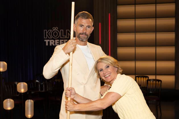 Moderator Micky BEISENHERZ (li.) und Moderatorin Susan LINK (re.) halten sich an einer Shaolin Bo Stange fest, Portrait, Portraet, in der TV Sendung ,,Koelner Treff,, im WDR Fernsehen, Aufzeichnung am 10.07.2026, Ausstrahlung am 07.08.2026. *** Host Micky BEISENHERZ (left) and host Susan LINK (right) hold onto a Shaolin Bo staff; portrait, portrait, from the TV show Koelner Treff on WDR television; recorded on July 10, 2026; Aired on August 7, 2026