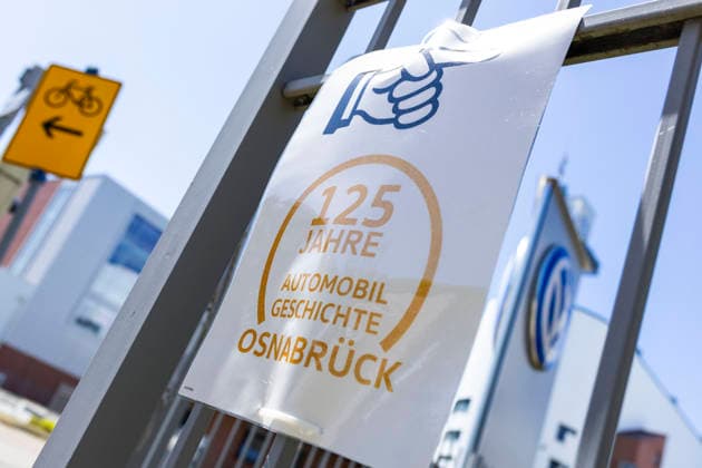 Schild 125 Jahre Automobil Geschichte Osnabrück am Zaun vor dem VW Werk in Osnabrück11.07.2026 Symbolbild VW Osnabrück *** Sign reading 125 Years of Automotive History in Osnabrück on the fence in front of the VW plant in Osnabrück, July 11, 2026. Stock photo: VW Osnabrück