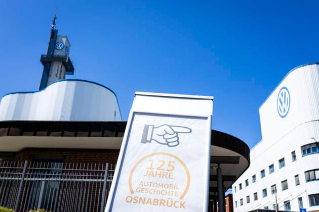 Schild 125 Jahre Automobil Geschichte Osnabrück vor dem VW-Werk in Osnabrück. 11.07.2026 Symbolbild VW Osnabrück *** Sign marking 125 Years of Automotive History in Osnabrück in front of the VW plant in Osnabrück, July 11, 2026. Stock photo: VW Osnabrück