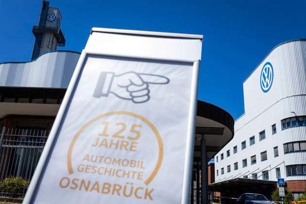 Schild 125 Jahre Automobil Geschichte Osnabrück vor dem VW-Werk in Osnabrück. 11.07.2026 Symbolbild VW Osnabrück *** Sign marking 125 Years of Automotive History in Osnabrück in front of the VW plant in Osnabrück, July 11, 2026. Stock photo: VW Osnabrück