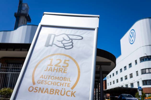Schild 125 Jahre Automobil Geschichte Osnabrück vor dem VW-Werk in Osnabrück. 11.07.2026 Symbolbild VW Osnabrück *** Sign marking 125 Years of Automotive History in Osnabrück in front of the VW plant in Osnabrück, July 11, 2026. Stock photo: VW Osnabrück