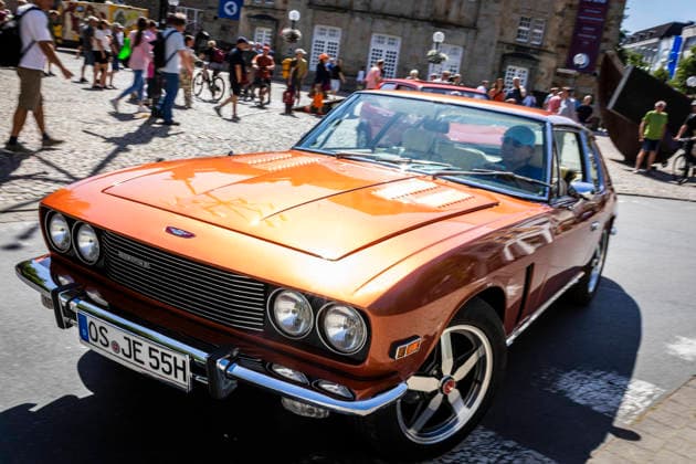 Fahrzeugausstellung vor dem Osnabrücker Dom mit anschließender Sternfahrt. Hier ein Jensen Interceptor. Osnabrück 11.07.2026 125 Jahre Automobil Geschichte in Osnabrück *** Vehicle exhibition in front of Osnabrück Cathedral, followed by a rally. Here is a Jensen Interceptor. Osnabrück, July 11, 2026. 125 Years of Automotive History in Osnabrück