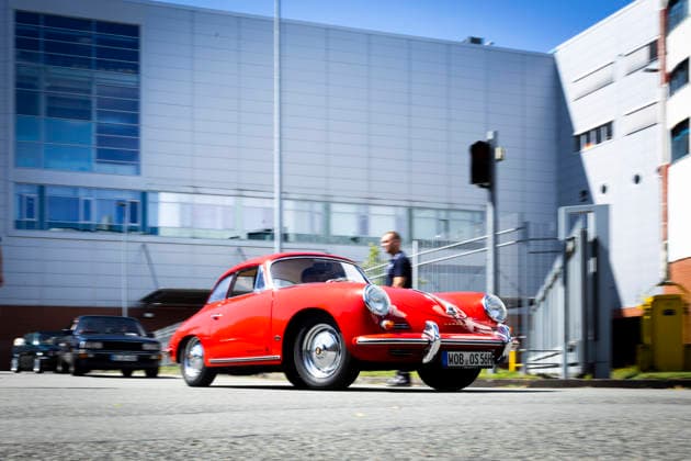 Sternfahrt vom Dom zum Werksgelände. Durch Tor 2 ging es zur Veranstaltungsfläche. roter Porsche 365 B Hardtop Osnabrück 11.07.2026 125 Jahre Automobil Geschichte in Osnabrück *** Rally from the Cathedral to the Factory Grounds: We passed through Gate 2 to the event area—a red Porsche 365 B Hardtop, Osnabrück, July 11, 2026—125 Years of Automotive History in Osnabrück
