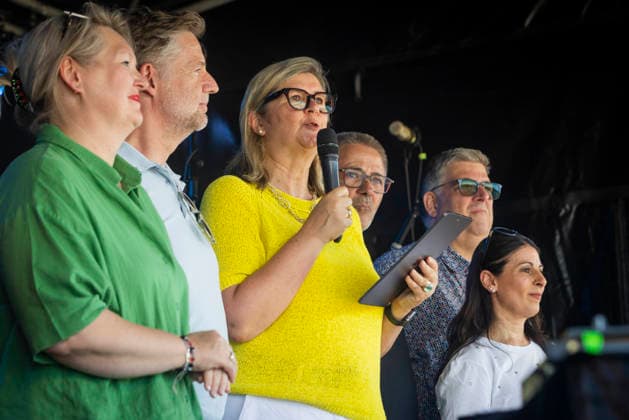 von links: Stefanie Hegels (ab 9.26 Sprecherin der Geschäftsführung), Christoph Dammermann (Geschäftsführer Geschäftsbereich Finanz & IT, Christiane Engel (Sprecherin der Geschäftsführung) , Jürgen Placke (Betriebsratsvorsitzender), Stephan Soldanski (IGM) und Daniela Cavallo (Gesamtbetriebsrat) - 125. Jubiläum auf dem Werksgelände in Osnabrück 11.07.2026 125 Jahre Automobil Geschichte in Osnabrück *** From left: Stefanie Hegels, Spokesperson for the Executive Board (as of July 9, 2026); Christoph Dammermann, Managing Director of the Finance and IT Division; Christiane Engel, Spokesperson for the Executive Board; Jürgen Placke, Chair of the Works Council; Stephan Soldanski (IGM) and Daniela Cavallo, Member of the General Works