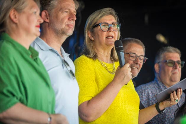 von links: Stefanie Hegels (ab 9.26 Sprecherin der Geschäftsführung), Christoph Dammermann (Geschäftsführer Geschäftsbereich Finanz & IT, Christiane Engel (Sprecherin der Geschäftsführung) , Jürgen Placke (Betriebsratsvorsitzender), Stephan Soldanski (IGM) - 125. Jubiläum auf dem Werksgelände in Osnabrück 11.07.2026 125 Jahre Automobil Geschichte in Osnabrück *** From left: Stefanie Hegels, Spokesperson for the Executive Board (as of July 9, 2026); Christoph Dammermann, Managing Director of the Finance and IT Division; Christiane Engel, Spokesperson for the Executive Board; Jürgen Placke, Chair of the Works Council; Stephan Soldanski: IGM 125th Anniversary Celebration on the Osnabrück Plant Grounds, July 11, 2026—125 Years of