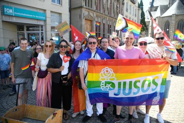 Erster CSD in Wesel unter dem Motto Nie wieder still ** NUR FÜR REDAKTIONELLE ZWECKE ** EDITORIAL USE ONLY **<p>Erster CSD in Wesel unter dem Motto Nie wieder still, am Samstag, 11.07.2026 in Wesel. Der Zug führt vom Großen Markt bis zum Berliner Tor, Deutschland NRW Wesel Copyright: MarkusxJoosten *** First CSD in Wesel under the slogan Never Silent Again ** FOR EDITORIAL USE ONLY ** EDITORIAL USE ONLY ** p First CSD in Wesel under the motto Never Silent Again, on Saturday, July 11, 2026, in Wesel. The parade will proceed from the Großer Markt to the Berliner Tor, Germany, North Rhine-Westphalia, Wesel. Copyright MarkusxJoosten Copyright: MarkusxJoosten doc86ob4uuc075132b3t2s ,EDITORIAL USE ONLY