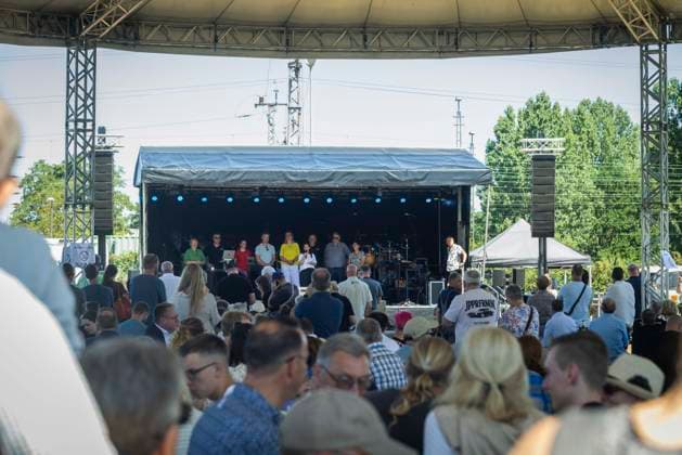Geschäftsführung und Betriebsrat bei der Eröffnung. Am Mikrofon Gesamtbetriebsratschefin Daniela Cavallo - 125. Jubiläum auf dem Werksgelände in Osnabrück 11.07.2026 125 Jahre Automobil Geschichte in Osnabrück *** Management and the Works Council at the opening. Daniela Cavallo, Chair of the General Works Council, speaks at the microphone. 125th anniversary celebration at the Osnabrück plant on July 11, 2026. 125 years of automotive history in Osnabrück
