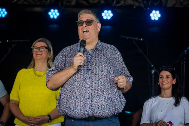 ), Stephan Soldanski (IGM) und im Hintergrund Christiane Engel (Sprecherin der Geschäftsführung) und Daniela Cavallo (Gesamtbetriebsrat) - Eröffnung 125. Jubiläum auf dem Werksgelände in Osnabrück 11.07.2026 125 Jahre Automobil Geschichte in Osnabrück *** , Stephan Soldanski (IGM) and, in the background, Christiane Engel, spokesperson for management, and Daniela Cavallo, chair of the general works council, at the opening ceremony for the 125th anniversary celebration on the Osnabrück plant grounds on July 11, 2026—125 years of automotive history in Osnabrück