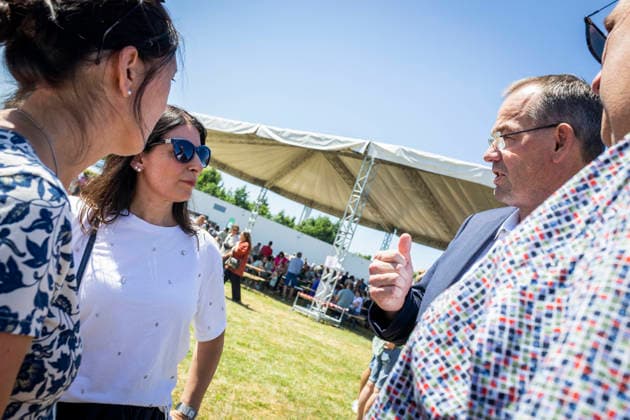 Gesamtbetriebsratschefin Daniela Cavallo (links mit Sonnenbrille) und Konzernvorstandsmitglied Christian Vollmer im Gespräch. Eröffnung 125. Jubiläum auf dem Werksgelände in Osnabrück 11.07.2026 125 Jahre Automobil Geschichte in Osnabrück *** Daniela Cavallo, Chair of the General Works Council (left, wearing sunglasses), in conversation with Christian Vollmer, member of the Group Executive Board. Opening ceremony for the 125th anniversary celebration at the Osnabrück plant on July 11, 2026. 125 Years of Automotive History in Osnabrück