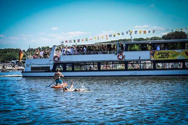 Das Smag-Sundance-Festival am Essener Baldeneysee auf dem Gekände des Seaside Beach. ** NUR FÜR REDAKTIONELLE ZWECKE ** EDITORIAL USE ONLY **<p>Die Weisse Flotte auf dem Essener Baldeneysee am Samstag, dem 11 07 2026. Mit dabei unter anderem Alle Farben, David Puentez, Plastik Funk und MBP. Das Smag-Sundance-Festival am Essener Baldeneysee auf dem Gekände des Seaside Beach. Deutschland NRW Essen Copyright: KerstinxKokoska *** The Smag Sundance Festival at Lake Baldeney in Essen on the grounds of Seaside Beach ** FOR EDITORIAL USE ONLY ** EDITORIAL USE ONLY ** p The White Fleet on Lake Baldeney in Essen on Saturday, July 11, 2026. Among the performers: Alle Farben, David Puentez, Plastik Funk, and MBP The Smag Sundance Festival at La Copyright: KerstinxKokoska doc86obaedw9b5117eo2t1q ,EDITORIAL USE ONLY
