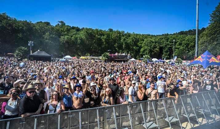 Das Smag-Sundance-Festival am Essener Baldeneysee auf dem Gekände des Seaside Beach. ** NUR FÜR REDAKTIONELLE ZWECKE ** EDITORIAL USE ONLY **<p>Tausende Elektrofans feiern beim Smag-Sundance-Festival am Essener Baldeneysee am Samstag, dem 11 07 2026. Mit dabei unter anderem Alle Farben, David Puentez, Plastik Funk und MBP. Das Smag-Sundance-Festival am Essener Baldeneysee auf dem Gekände des Seaside Beach. Deutschland NRW Essen Copyright: KerstinxKokoska *** The Smag Sundance Festival at Baldeneysee in Essen on the grounds of Seaside Beach ** FOR EDITORIAL USE ONLY ** EDITORIAL USE ONLY ** Thousands of electronic music fans will celebrate at the Smag Sundance Festival at Lake Baldeney in Essen on Saturday, July 11, 2026. Performers Copyright: KerstinxKokoska doc86obcbm33d2wkeaegey ,EDITORIAL USE ONLY