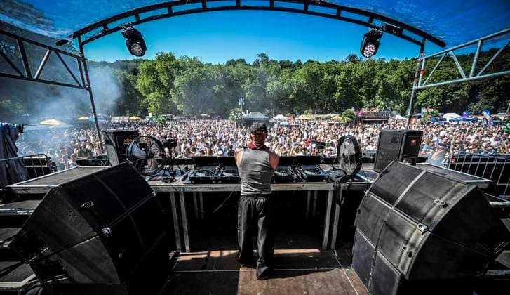 Das Smag-Sundance-Festival am Essener Baldeneysee auf dem Gekände des Seaside Beach. ** NUR FÜR REDAKTIONELLE ZWECKE ** EDITORIAL USE ONLY **<p>DJ Sam Collins beim Smag-Sundance-Festival am Essener Baldeneysee am Samstag, dem 11 07 2026. Mit dabei unter anderem Alle Farben, David Puentez, Plastik Funk und MBP. Das Smag-Sundance-Festival am Essener Baldeneysee auf dem Gekände des Seaside Beach. Deutschland NRW Essen Copyright: KerstinxKokoska *** The Smag Sundance Festival at Baldeneysee in Essen on the grounds of Seaside Beach ** FOR EDITORIAL USE ONLY ** EDITORIAL USE ONLY ** p DJ Sam Collins at the Smag Sundance Festival at Lake Baldeney in Essen on Saturday, July 11, 2026. Performers included Alle Farben, David Puentez, Plastik F Copyright: KerstinxKokoska doc86obc8p5lmo152mzwl93 ,EDITORIAL USE ONLY