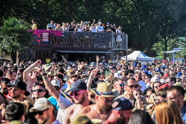 Das Smag-Sundance-Festival am Essener Baldeneysee auf dem Gekände des Seaside Beach. ** NUR FÜR REDAKTIONELLE ZWECKE ** EDITORIAL USE ONLY **<p>Tausende Elektrofans feiern beim Smag-Sundance-Festival am Essener Baldeneysee am Samstag, dem 11 07 2026. Mit dabei unter anderem Alle Farben, David Puentez, Plastik Funk und MBP. Das Smag-Sundance-Festival am Essener Baldeneysee auf dem Gekände des Seaside Beach. Deutschland NRW Essen Copyright: KerstinxKokoska *** The Smag Sundance Festival at Baldeneysee in Essen on the grounds of Seaside Beach ** FOR EDITORIAL USE ONLY ** EDITORIAL USE ONLY ** Thousands of electronic music fans will celebrate at the Smag Sundance Festival at Lake Baldeney in Essen on Saturday, July 11, 2026. Performers Copyright: KerstinxKokoska doc86obf6udlw11egno6gr6 ,EDITORIAL USE ONLY