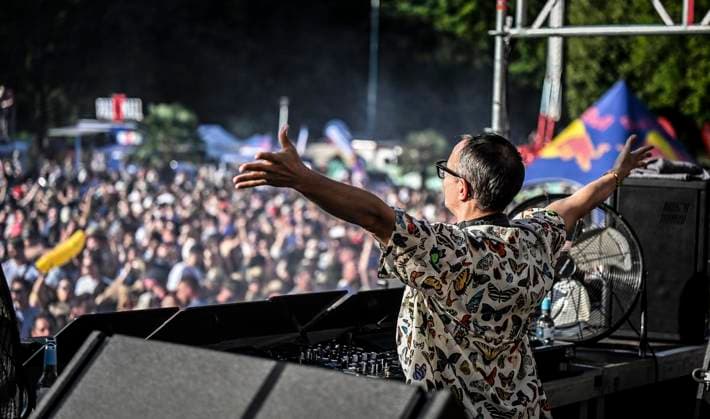 Das Smag-Sundance-Festival am Essener Baldeneysee auf dem Gekände des Seaside Beach. ** NUR FÜR REDAKTIONELLE ZWECKE ** EDITORIAL USE ONLY **<p>DJ Alle Farben beim Smag-Sundance-Festival am Essener Baldeneysee am Samstag, dem 11 07 2026. Mit dabei unter anderem Alle Farben, David Puentez, Plastik Funk und MBP. Das Smag-Sundance-Festival am Essener Baldeneysee auf dem Gekände des Seaside Beach. Deutschland NRW Essen Copyright: KerstinxKokoska *** The Smag Sundance Festival at Baldeneysee in Essen on the grounds of Seaside Beach ** FOR EDITORIAL USE ONLY ** EDITORIAL USE ONLY ** p DJ Alle Farben at the Smag Sundance Festival at Lake Baldeney in Essen on Saturday, July 11, 2026. Performers included Alle Farben, David Puentez, Plastik Copyright: KerstinxKokoska doc86obf9tiqydb9w10t1q ,EDITORIAL USE ONLY