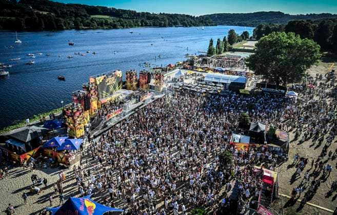 Das Smag-Sundance-Festival am Essener Baldeneysee auf dem Gekände des Seaside Beach. ** NUR FÜR REDAKTIONELLE ZWECKE ** EDITORIAL USE ONLY **<p>Tausende Elektrofans feiern beim Smag-Sundance-Festival am Essener Baldeneysee am Samstag, dem 11 07 2026. Mit dabei unter anderem Alle Farben, David Puentez, Plastik Funk und MBP. Das Smag-Sundance-Festival am Essener Baldeneysee auf dem Gekände des Seaside Beach. Deutschland NRW Essen Copyright: KerstinxKokoska *** The Smag Sundance Festival at Baldeneysee in Essen on the grounds of Seaside Beach ** FOR EDITORIAL USE ONLY ** EDITORIAL USE ONLY ** Thousands of electronic music fans will celebrate at the Smag Sundance Festival at Lake Baldeney in Essen on Saturday, July 11, 2026. Performers Copyright: KerstinxKokoska doc86obf3123v749j0ot2s ,EDITORIAL USE ONLY