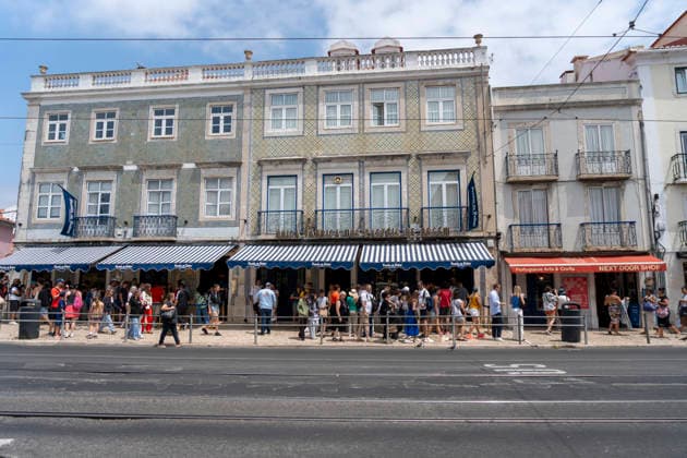 High Temperatures Continue In Lisbon People wait in line to enter a pastry shop during a period of high temperatures in Lisbon, Portugal, on July 11, 2026. Warm summer conditions continue across much of Portugal as prolonged above-average temperatures affect natural landscapes during the peak summer season. Lisbon Portugal  Copyright: xLuisxBozax originalFilename: boza-hightemp260711_npCHD.jpg