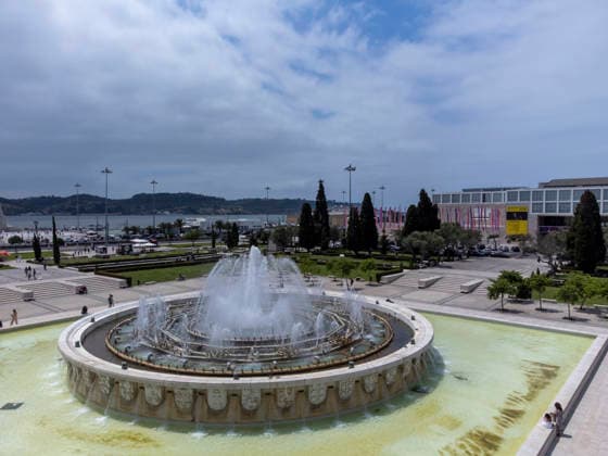 High Temperatures Continue In Lisbon An aerial view shows people around a public fountain during hot summer weather in Lisbon, Portugal, on July 11, 2026. Above-average temperatures continue across Portugal as residents and visitors seek ways to cool off during the peak summer travel season. Lisbon Portugal  Copyright: xLuisxBozax originalFilename: boza-hightemp260711_npe4Q.jpg