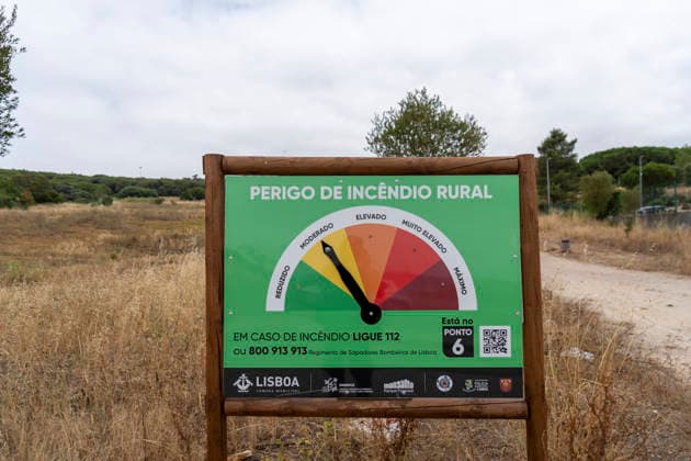 High Temperatures Continue In Lisbon A billboard in a park shows the fire risk diagram during a period of high temperatures in Lisbon, Portugal, on July 11, 2026. Warm summer conditions continue across much of Portugal as prolonged above-average temperatures affect natural landscapes during the peak summer season. Lisbon Portugal  Copyright: xLuisxBozax originalFilename: boza-hightemp260711_npEVe.jpg