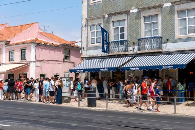 High Temperatures Continue In Lisbon People wait in line to enter a pastry shop during a period of high temperatures in Lisbon, Portugal, on July 11, 2026. Warm summer conditions continue across much of Portugal as prolonged above-average temperatures affect natural landscapes during the peak summer season. Lisbon Portugal  Copyright: xLuisxBozax originalFilename: boza-hightemp260711_npzB2.jpg